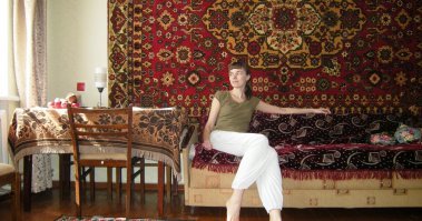 А вот и я присоединюсь с конкурсу Мисс Ковер. Фото были сделаны 10 лет назад на Пасху 2010 года в квартире моей любимой бабушки. Она уже обрела вечный покой, я постарела и переехала жить в другую страну, обзавелась своей семьей. Но как же хочется вернуться в тот день, в то время, в ту беспечность..