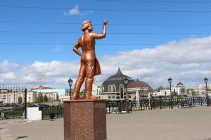 Это тут называется "Рабочий, разглядывающий свою зарплату на Машзаводе", где, собственно и стоит памятник