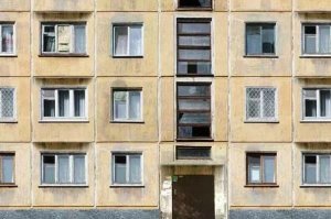 фотошоп от школоты, даже слепой это увидит. Надо было ещё Путина на лестницу добавить для пущей убедительности