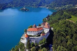 Кроме Бледского замка есть еще одно классное Бледское место в Словении- красивое озеро с окружающим ландшафтом!