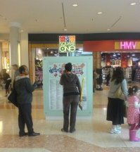 Лет несколько назад было в историях. 

(От первого лица, пересказ) 
Отец попросил купить топор туристический. 
Пошёл вечером. 
Купил. 
Но сумку не брал. 
Запихнул его во внутренний карман. 
Иду домой. 
Навстречу пара гопников. 
Типа - гони деньги. 
Во внутреннем кармане было немного (брал с запасом). 
Достал топор. 
Э-э... а куда вы побежали?