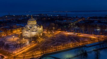 На вскидку...

Кронштадт,
Санкт-Петербург/Ленинград,
Белоозёрск.