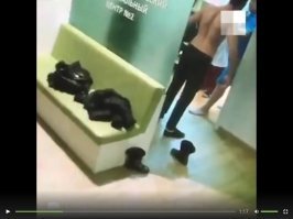 Он с муравьедом в одну качалку ходит.