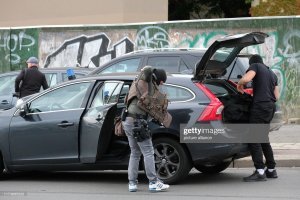 А я думал, что те копы которые не хотят палиться ездят примерно так. Что касается таблички, то не удивлюсь, если у неё с обратной стороны название другого ведомства, на случай временного переподчинения.