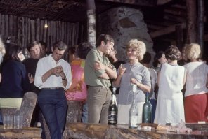 даже в 1967 году в телефоне сидит