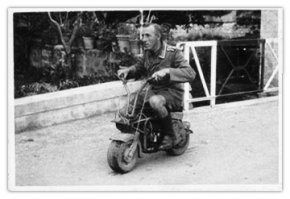 военные мопеды,граждане, имеют бохааатую историю...
....на первых двух фото ДМ-50,«Вэлбайк», десантный мотороллер,  разработанный в управлении специальных операций британской разведывательно-диверсионной службы во время второй мировой войны использовалась в Арнеме, во время операции «Маркет гарден».На следующих ответ "оси зла" итальянский «Волюграфо аэромото 125»,разрабатывался специально для высадки на Мальте (Операция «Геркулес») по заказу Итальянской Королевской армии. По сравнению с английским собратом, нацисткий десантный мопед имел двухскоростную КПП. Под одноместным сиденьем располагается 9,5-литровый бензобак. При этом в конструкции было предусмотрено прикрепление к шаровой опоре небольшой двухколесной коляски для транспортировки второго десантника или снаряжения.
Вес "анлчанина",составлял 32 килограмма,собирался за 15 секунд, запас хода на 145 км, максимальная скорость достигает 50 км/ч, выпущено 3853 штук, часть из них попала в советский союз по ленд-лизу.
"Итальянец"имел двухтактный одноцилиндровый двигатель, однако рабочий был в 123 см , что давало мощности примерно в 2 л.с. при 3600 об/мин. Выхлопная труба интегрирована в раму. Под одноместным сиденьем располагается 9,5-литровый бензобак. Со сложенным в транспортном положении рулём мини-мокик принимает форму параллелепипеда и может быть вставлен в десантируемый контейнер. Приведение транспортного средства в рабочее положение после высадки (извлечение из контейнера, распрямление и фиксация руля) занимает 2 минуты.Выпуск итальянских мини-мокиков проходил в плоть до 1944 года, и в общей сложности составил около 2000 единиц
инфа честно спи.жжена с одного интересного сайта