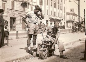 военные мопеды,граждане, имеют бохааатую историю...
....на первых двух фото ДМ-50,«Вэлбайк», десантный мотороллер,  разработанный в управлении специальных операций британской разведывательно-диверсионной службы во время второй мировой войны использовалась в Арнеме, во время операции «Маркет гарден».На следующих ответ "оси зла" итальянский «Волюграфо аэромото 125»,разрабатывался специально для высадки на Мальте (Операция «Геркулес») по заказу Итальянской Королевской армии. По сравнению с английским собратом, нацисткий десантный мопед имел двухскоростную КПП. Под одноместным сиденьем располагается 9,5-литровый бензобак. При этом в конструкции было предусмотрено прикрепление к шаровой опоре небольшой двухколесной коляски для транспортировки второго десантника или снаряжения.
Вес "анлчанина",составлял 32 килограмма,собирался за 15 секунд, запас хода на 145 км, максимальная скорость достигает 50 км/ч, выпущено 3853 штук, часть из них попала в советский союз по ленд-лизу.
"Итальянец"имел двухтактный одноцилиндровый двигатель, однако рабочий был в 123 см , что давало мощности примерно в 2 л.с. при 3600 об/мин. Выхлопная труба интегрирована в раму. Под одноместным сиденьем располагается 9,5-литровый бензобак. Со сложенным в транспортном положении рулём мини-мокик принимает форму параллелепипеда и может быть вставлен в десантируемый контейнер. Приведение транспортного средства в рабочее положение после высадки (извлечение из контейнера, распрямление и фиксация руля) занимает 2 минуты.Выпуск итальянских мини-мокиков проходил в плоть до 1944 года, и в общей сложности составил около 2000 единиц
инфа честно спи.жжена с одного интересного сайта