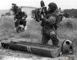 военные мопеды,граждане, имеют бохааатую историю...
....на первых двух фото ДМ-50,«Вэлбайк», десантный мотороллер,  разработанный в управлении специальных операций британской разведывательно-диверсионной службы во время второй мировой войны использовалась в Арнеме, во время операции «Маркет гарден».На следующих ответ "оси зла" итальянский «Волюграфо аэромото 125»,разрабатывался специально для высадки на Мальте (Операция «Геркулес») по заказу Итальянской Королевской армии. По сравнению с английским собратом, нацисткий десантный мопед имел двухскоростную КПП. Под одноместным сиденьем располагается 9,5-литровый бензобак. При этом в конструкции было предусмотрено прикрепление к шаровой опоре небольшой двухколесной коляски для транспортировки второго десантника или снаряжения.
Вес "анлчанина",составлял 32 килограмма,собирался за 15 секунд, запас хода на 145 км, максимальная скорость достигает 50 км/ч, выпущено 3853 штук, часть из них попала в советский союз по ленд-лизу.
"Итальянец"имел двухтактный одноцилиндровый двигатель, однако рабочий был в 123 см , что давало мощности примерно в 2 л.с. при 3600 об/мин. Выхлопная труба интегрирована в раму. Под одноместным сиденьем располагается 9,5-литровый бензобак. Со сложенным в транспортном положении рулём мини-мокик принимает форму параллелепипеда и может быть вставлен в десантируемый контейнер. Приведение транспортного средства в рабочее положение после высадки (извлечение из контейнера, распрямление и фиксация руля) занимает 2 минуты.Выпуск итальянских мини-мокиков проходил в плоть до 1944 года, и в общей сложности составил около 2000 единиц
инфа честно спи.жжена с одного интересного сайта