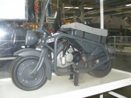 военные мопеды,граждане, имеют бохааатую историю...
....на первых двух фото ДМ-50,«Вэлбайк», десантный мотороллер,  разработанный в управлении специальных операций британской разведывательно-диверсионной службы во время второй мировой войны использовалась в Арнеме, во время операции «Маркет гарден».На следующих ответ "оси зла" итальянский «Волюграфо аэромото 125»,разрабатывался специально для высадки на Мальте (Операция «Геркулес») по заказу Итальянской Королевской армии. По сравнению с английским собратом, нацисткий десантный мопед имел двухскоростную КПП. Под одноместным сиденьем располагается 9,5-литровый бензобак. При этом в конструкции было предусмотрено прикрепление к шаровой опоре небольшой двухколесной коляски для транспортировки второго десантника или снаряжения.
Вес "анлчанина",составлял 32 килограмма,собирался за 15 секунд, запас хода на 145 км, максимальная скорость достигает 50 км/ч, выпущено 3853 штук, часть из них попала в советский союз по ленд-лизу.
"Итальянец"имел двухтактный одноцилиндровый двигатель, однако рабочий был в 123 см , что давало мощности примерно в 2 л.с. при 3600 об/мин. Выхлопная труба интегрирована в раму. Под одноместным сиденьем располагается 9,5-литровый бензобак. Со сложенным в транспортном положении рулём мини-мокик принимает форму параллелепипеда и может быть вставлен в десантируемый контейнер. Приведение транспортного средства в рабочее положение после высадки (извлечение из контейнера, распрямление и фиксация руля) занимает 2 минуты.Выпуск итальянских мини-мокиков проходил в плоть до 1944 года, и в общей сложности составил около 2000 единиц
инфа честно спи.жжена с одного интересного сайта