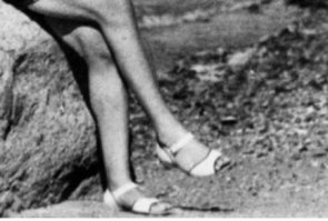 При всём уважении к великому учёному...
Почему на нём женские сандалии?