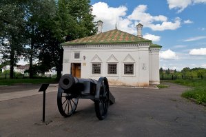 Я бывал в Софийском соборе Вологды. 
По преданию, на Ивана IV (который Грозный), при постройке, упал кирпич. 
Он сильно "расстроился".
Так Вологда не стала Столицей.

Пётр Алексеевич (Первый и Великий) тоже не выбрал Вологду, как Столицу - основал Петрополь (Санкт-Петербург).
Фото "Домика Петра" ниже.

За спиной фотографа - Памятник Николаю Рубцову ("Я буду долго гнать велосипед" и "Улетели листья...")