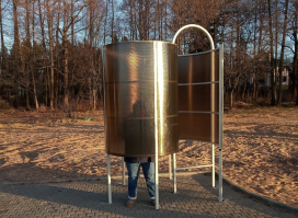 Питер. Новые полупрозрачные,  и главное , высокие раздевалки, а также скамейки спиной к воде, при том что за скамейками деревянный парапет на пляже «Морские Дубки»