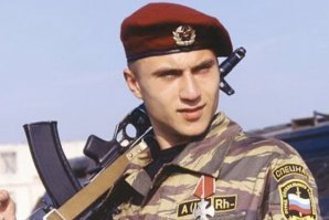 Кокарда и берет у парня, явно от отца из УРСН осталась. Видел бы он своего отпрыска, в советском спецназовском берете и в шевроне с триколором. И еще медалька напоминающая нацистскую. Выпорол бы как в детстве. Тут уж, или-или выбирать. А не смешивать диаметрально противоположное.