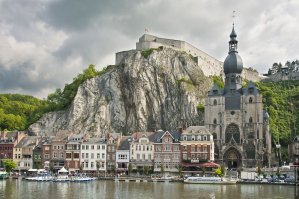 Динант Бельгия . Немцы здесь так отхватили но не взяли ее .