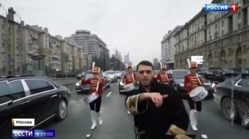 Что им за это было?

1. Ночь в музее.
2. Снимая себе новый клип она перекрыла целый МКАД, став виновницей огромной пробки. Здесь ситуация усугублялась тем, что певица села за руль, не имея водительских прав, да еще и не пристегнулась. За этот «букет» нарушений Яковлеву оштрафовали на 10 тысяч рублей. 
3. Рэпер Ziroy (Григорий Зироян) - ты об таком слышал?? Российский рэпер Ziroy (Григорий Зироян) задержан полицией после того, как заблокировал автомобильное движение на улице Новый Арбат в Москве ради съемок клипа. Исполнитель добровольно явился в полицию. Зирояна задержали на 48 часов.

Если наберешь в поисковике: свадьба перекрыли улицу фото - просто офигеешь от перекрытий дорог орангутангами и их зверинцем. А коегде и в воздух палят. И ни одной посадки, ни одного лишения прав. Наказывают крайне жёстко - или предупреждением или штраф 10 тысяч.