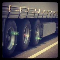 Не, индикатор делается из бутылки. И он обязательно должен быть не по центру. Если поставишь в центр, ничего не поймешь из кабины, движения не будет видно. Ну или красить тогда надо в разные цвета.
А так да, прокатиться с заклинившим колесом легко. Действительно ничего не почувствуешь, если груженый. На пустом обычно чувствуется, особенно если на ходу клинит. Впрочем, на ходу биг бадабум будет уже секунд через 30, услышишь...