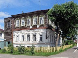 У нас в райцентре полно старинных и исторических домов.
Вроде стараются НЕ НАВРЕДИТЬ, хорошо, что у там такие "реставраторы" не находятся. 
В принципе, если в центре на старой части убрать современные вывески и повесить соответствующие, то можно кино любой эпохи снимать , вплоть до 18 - 19 века, когда и многие ЭТИ дома появились.
