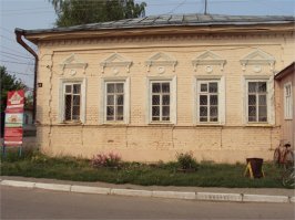 У нас в райцентре полно старинных и исторических домов.
Вроде стараются НЕ НАВРЕДИТЬ, хорошо, что у там такие "реставраторы" не находятся. 
В принципе, если в центре на старой части убрать современные вывески и повесить соответствующие, то можно кино любой эпохи снимать , вплоть до 18 - 19 века, когда и многие ЭТИ дома появились.