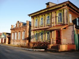 У нас в райцентре полно старинных и исторических домов.
Вроде стараются НЕ НАВРЕДИТЬ, хорошо, что у там такие "реставраторы" не находятся. 
В принципе, если в центре на старой части убрать современные вывески и повесить соответствующие, то можно кино любой эпохи снимать , вплоть до 18 - 19 века, когда и многие ЭТИ дома появились.