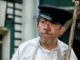Дворник очищает улицы от снега, катаясь на моноколесе