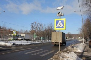 Кому интересно. Там на пешеходе такая мигалка стоит. Это не светофор.
