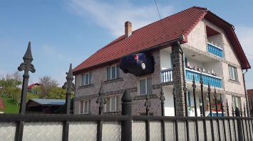 Ещё этот баян.
"Василе Теаску из города Теюс в Центральном румынском графстве Альба пристроил к своему дому половину автомобиля Dacia Logan, чтобы автомобилисты, приезжающие в центр города, могли любоваться национальным символом и гордиться своей автомобильной промышленностью.
По сообщениям местных СМИ, Теаску также хотел создать впечатление, что автомобиль слетел с дороги и врезался в первый этаж его красивого дома.
В отчетах говорилось, что ему пришлось ждать 11 месяцев, прежде чем получить разрешение на строительство причудливого дома."
