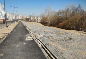 То что не подготовили дорогу перед тем как положили покрытие понятно, а вот что в фонарями?