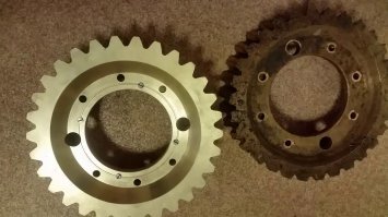 Ну давай, <span style='color:gray'>[мат]</span>, пропусти мне ток через венец червячного или конического редуктора, и не испорти поверхности трения.
Какой ток будешь пропускать, 2 ампер ? 10 ?
А надо просверлить отверстия крепления !
Ну чё ?????