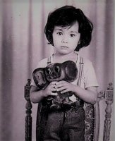 Ну ладно. Палец поставил, редко интересные посты на Фишках теперь попадаются. Но это, как говорил товарищ Саахов: "Фсё эта канешна так, фсё эта верна, да, верна, бумага написана правильно, фсё, фсё хорошо, верна да, эта с одной стороны, да..." Но как-то суховато и коряво - штампы литературных приёмов прямо в глаза лезут.
И вот это кто? маленький Талгат? Но ведь до рождения Чебурашки ещё четверь века.