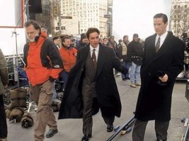 Это парень и горя хлебнул и деньгами проверку прошёл!  
Ничего худого про Киану не слышал, это радует! Хорошо что есть такие люди!
В 1997 Киану отказался от части своего гонорара (2 000 000 $) для того что-бы в состав актеров фильма "Адвокат дьявола" взяли Аль Пачино.