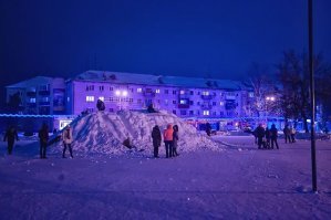У нас в городе каждый год на площади ставили деревянную горку для детей. Но это в другой стране. Сейчас, когда "страна процветает", нагребают две снежные кучи, когда очищают прилегающие к площади улицы. Вот с этих куч дети и пытаются кататься. Зрелище не для слабонервных. Периодически это подтаивает и замерзает. Вперемешку с грязью... Красота! На доски денег нет. Все уходит на тротуарную плитку.