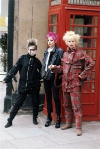Справа - Vivienne Westwood, модельер и гражданская жена Malcolm McLaren, менеджера "Sex Pistols".