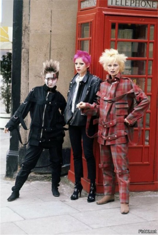 Справа - Vivienne Westwood, модельер и гражданская жена Malcolm McLaren, менеджера "Sex Pistols".