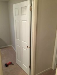 У нас в подъезде мужик живет, так нормальный чел, вежливый и тихий.
Но иногда на него находит синий туман, со всеми ништяками, в том числе проепом ключей от квартиры.
Короч дверь в нее, по сему поводу, он сносил уже не раз.
В районе замка и петель она стала труха.
Вот особо не морочась по трезвяне он взял и перевесил ее как на картинке. Говорит хватит на несколько годков 

зы железную дверь не ставит принципиально - боится спать на лавке или на коврике в подъезде