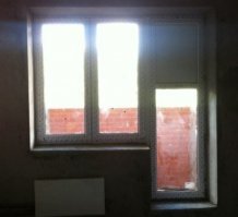 А чё прикольно, надо на улицу посмотреть - смотри в окно, а что на балконе творится - через дверь! У меня, например, на балконе кролик жил (дверь канешн полностью застеклённая).