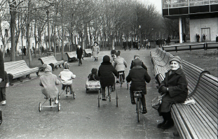 Мужик в кепке одет явно не по моде  70-е года. 
Фото 1965-1967 Москва, Чистые пруды.