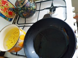 Проснулся в Воскресенье... Жена на работе. Решил на скорую руку пельмешек сварить. В итоге вот, что получилось)))
P.S., возможно, фото загрузится не в хронологическом порядке.