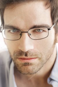 "Очки, которые Сильвестр Сталлоне носит в начале фильма, являются его собственными..."

Почему тогда линзы очков не искажают пространство, если они такие мощные? Его правый висок должен быть на пару сантиметров сдвинут в линзе, согласно диоптриям. Вот для примера человек в очках, нормальных очках, а не с простыми стеклами, как у Сталлоне