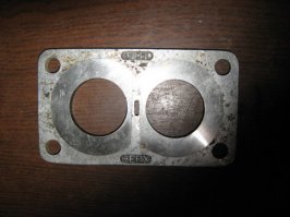 А помните в 80-е? На полном серьезе в газетах и журналах были статейки о "конской" экономии в 50% с помощью магнитных прокладок под карбюратор. Были еще IMHO, вполне обоснованные разработки о добавлении в топливо... воды, да, обычной воды в пределах 1%-3%. Не для разбавления с целью увеличить объем. Было на этапе реализованных действующих экземпляров. Просто так дома нет, ставилось специальное устройство для образования чрезвычайно тонкой дисперсии воды в бензине перед карбюратором. Ультразвуковое, насколько помню. Нанометрические капельки воды попадали вместе с парами бензина в цилиндры и при сгорании снижали температуру и намного вероятность детонационного сгорания. Это давало сильное уменьшение тепловой нагрузки на выпускные клапаны и давало возможность спокойно, без всяких футорок (были такие на вазовские движки - что то типа удлинителей на свечи, чтобы объем камеры сгорания увеличился ) заливать бензин более низкого октанового числа.