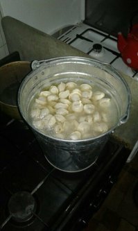 НАРОД!!! в ОЦЕНКОВАННОЙ посуде НЕЛЬЗЯ готовить ПИЩУ и кипятить воду для питья, поскольку образующиеся при этом соли цинка вредны для человека. В такой посуде нельзя консервировать продукты (например, солить грибы, капусту и т. д.).