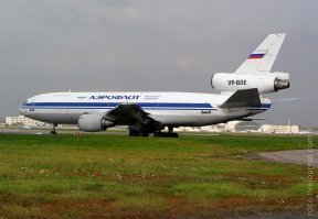 Можно и так средний двигатель поставить.  И оперения Т-образного не надо. Правда, боковые тут под крыльями.