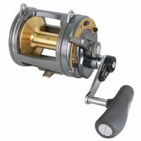 безынерционная катушка закрытого типа. устаревшая модель популярная в 60-70-х годах прошлого века. в нашей стране, сейчас, почти не встречается. основное отличие от безынерционной катушки открытого типа: если запутается "борода" - леску проще выкинуть, чем распутать. особенно тонкую. в нынешнее время, наряду с "мультипликаторными", применяется с толстыми лесками в морской любительской рыбалке, так как имеет более мощные передаточные числа, по сравнению с катушками открытого типа.