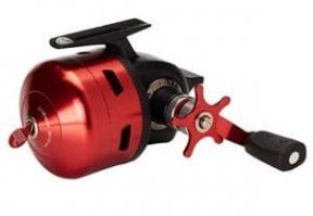 безынерционная катушка закрытого типа. устаревшая модель популярная в 60-70-х годах прошлого века. в нашей стране, сейчас, почти не встречается. основное отличие от безынерционной катушки открытого типа: если запутается "борода" - леску проще выкинуть, чем распутать. особенно тонкую. в нынешнее время, наряду с "мультипликаторными", применяется с толстыми лесками в морской любительской рыбалке, так как имеет более мощные передаточные числа, по сравнению с катушками открытого типа.