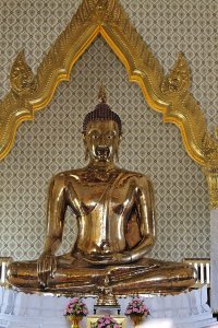 Самая неожиданная находка была сделана в 1957 году в Таиланде. При передвижении повредили гипсовую статую Будды. Оказалось, что под слоем гипса была скрыта статуя из чистого золота. Статуя была изготовлена в 13-15 в.в. и благодаря этой маскировке благополучно пережила самые смутные времена.