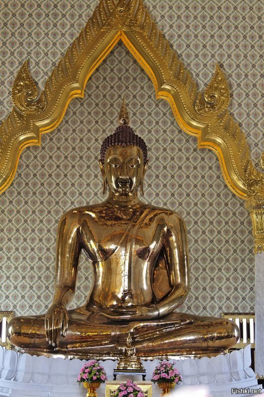 Самая неожиданная находка была сделана в 1957 году в Таиланде. При передвижении повредили гипсовую статую Будды. Оказалось, что под слоем гипса была скрыта статуя из чистого золота. Статуя была изготовлена в 13-15 в.в. и благодаря этой маскировке благополучно пережила самые смутные времена.