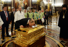 Ну ладно средневековье, дикость ! Ну а чем отличаются так называемые верущие,  в наши дни, которые   выстраиваются в тысячные очереди к сомнительным костям, сотой руке какого нибудь святого, вся святость которого заключалась в том, что просидел всю жизнь в вонючей яме, не моясь ? Такие же дикари ! А бывший коммунист из организации, которая со дня своего основания, денно и нощно боролась с религии, вдруг стал взасос  лобызать мощи и крестить  лоб !