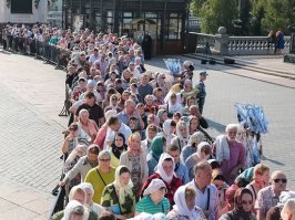 Ну ладно средневековье, дикость ! Ну а чем отличаются так называемые верущие,  в наши дни, которые   выстраиваются в тысячные очереди к сомнительным костям, сотой руке какого нибудь святого, вся святость которого заключалась в том, что просидел всю жизнь в вонючей яме, не моясь ? Такие же дикари ! А бывший коммунист из организации, которая со дня своего основания, денно и нощно боролась с религии, вдруг стал взасос  лобызать мощи и крестить  лоб !