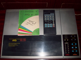 Не факт, с лазерными технологиями в СССР было всё в порядке.
Кстати, в те же годы параллельно велись работы по созданию лазерных видеодисков и устройств для их воспроизведения.