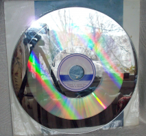 Не факт, с лазерными технологиями в СССР было всё в порядке.
Кстати, в те же годы параллельно велись работы по созданию лазерных видеодисков и устройств для их воспроизведения.