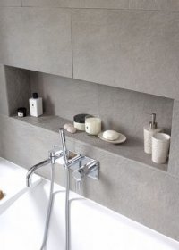 Ну вот на фото просто ниша. У меня со стороны ванной точно так же получилось, только по высоте ниже. Туда вставляется "лишний" конец ванны. А с другой стороны вообще все вровень.